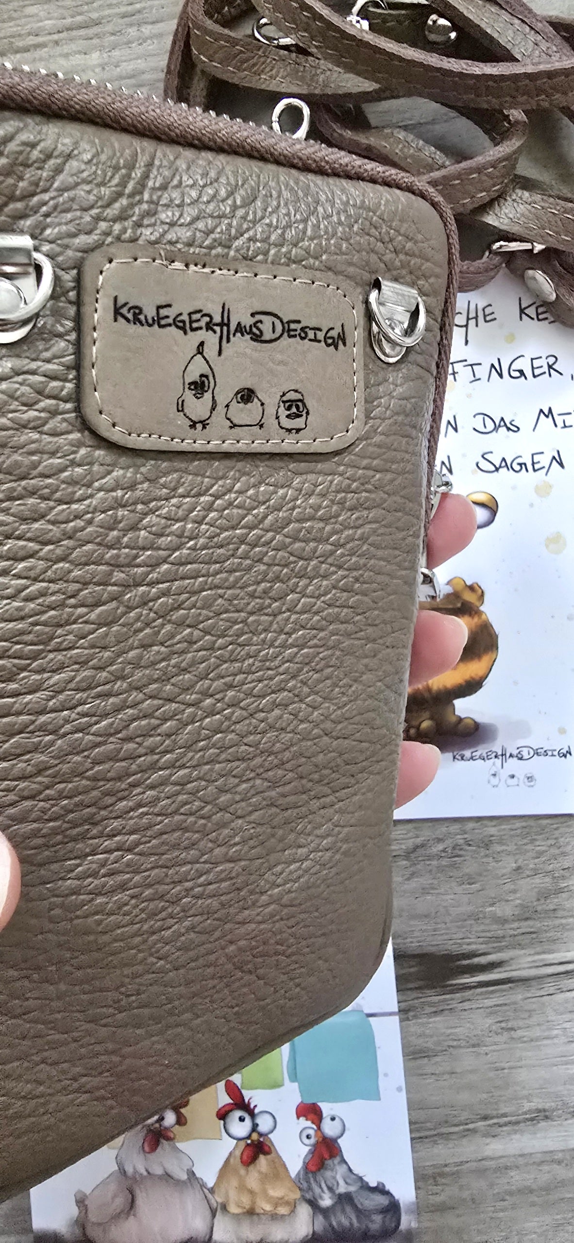 Kruegerhausdesign Handytasche in braun senfgelb, Monster mit Anhänger + 3 Postkarten, Hangezeichnet