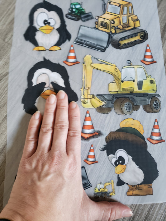 A4 Bügelbild Piper der Pinguin auf der Baustelle , mit Liebe illustriert